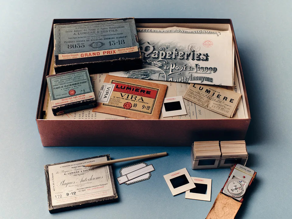 Boîte d’archive Lignon A3 ouverte, avec des papiers et souvenirs.