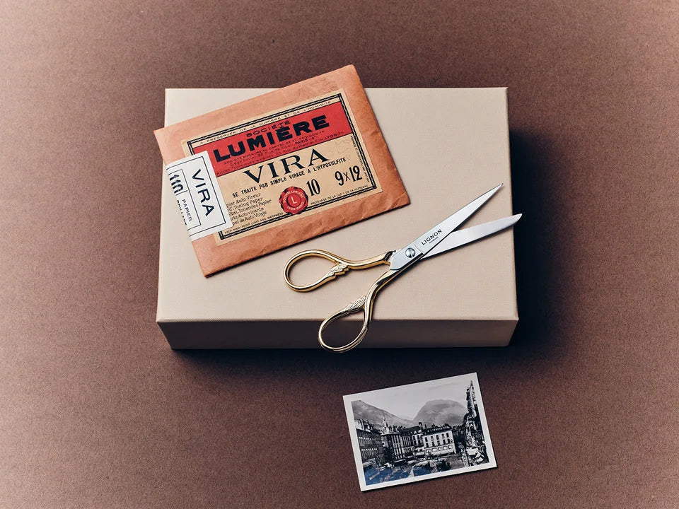 Ciseaux Thiernois sur une boîte, avec des papiers anciens.